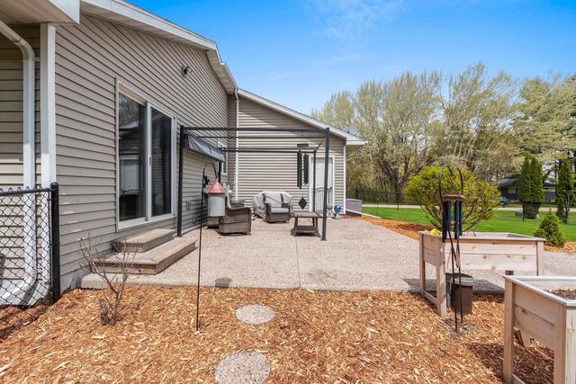 5023 COUNTRY BREEZE LANE, Larsen, WI 54947