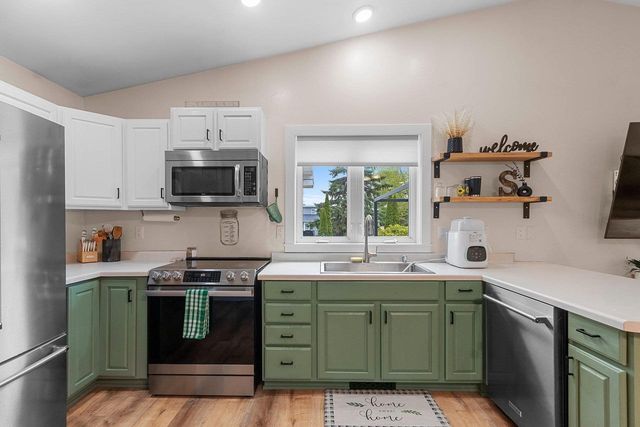 5023 COUNTRY BREEZE LANE, Larsen, WI 54947