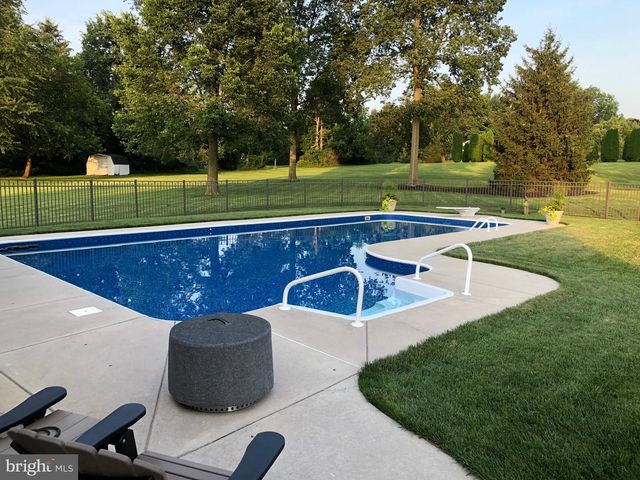 75 RIDING SILKS LN, York, PA 17404