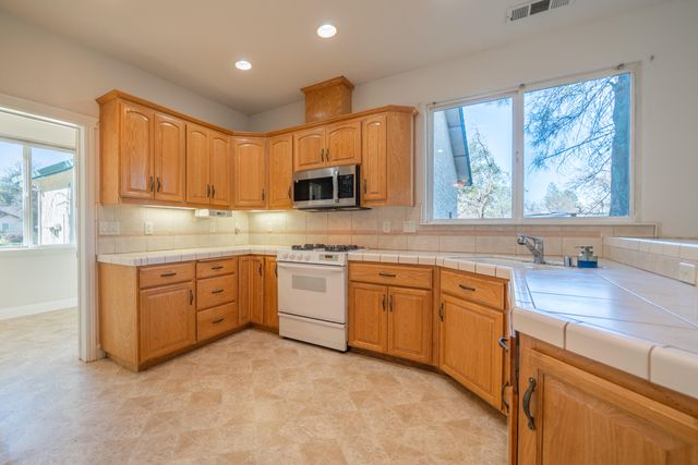 6677 Horsemans Way, Anderson, CA 96007