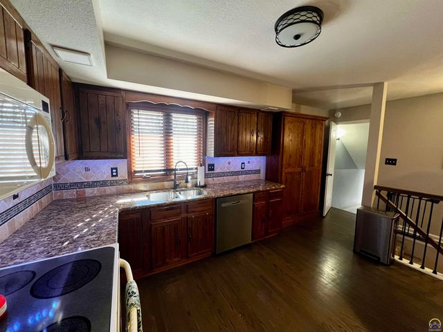 6330 SW Wanamaker Rd, Auburn, KS 66402