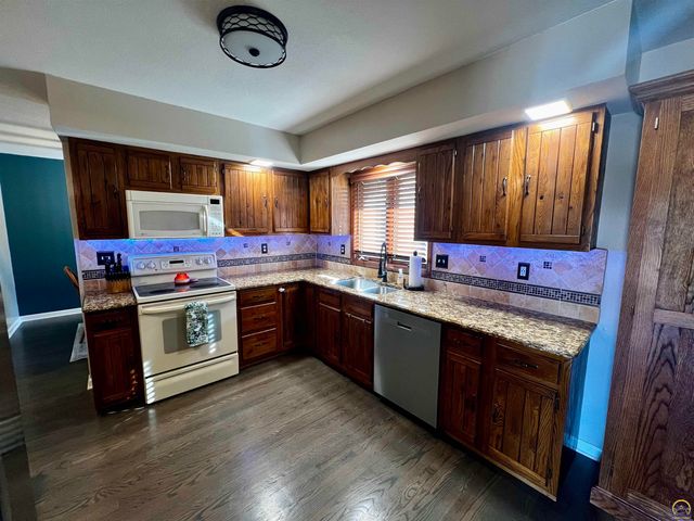 6330 SW Wanamaker Rd, Auburn, KS 66402