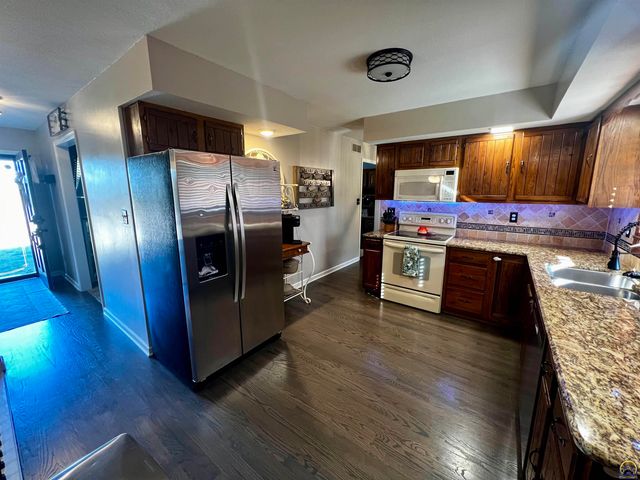 6330 SW Wanamaker Rd, Auburn, KS 66402