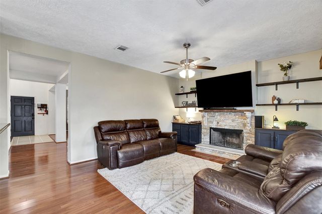 1809 Oak Wood Drive E, Pearland, TX 77581