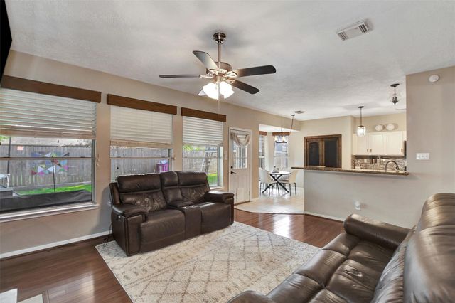 1809 Oak Wood Drive E, Pearland, TX 77581