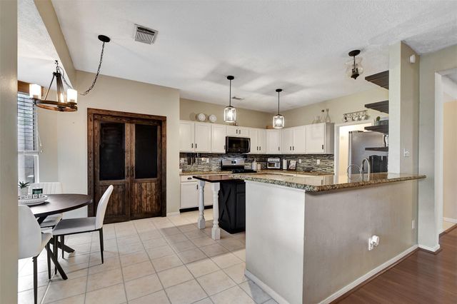 1809 Oak Wood Drive E, Pearland, TX 77581