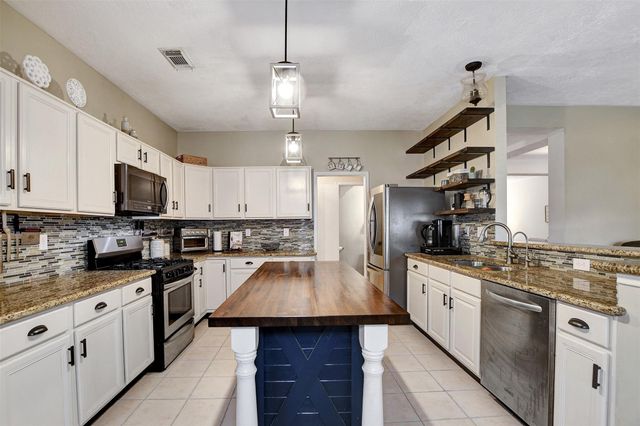 1809 Oak Wood Drive E, Pearland, TX 77581