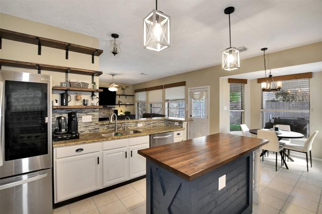 1809 Oak Wood Drive E, Pearland, TX 77581