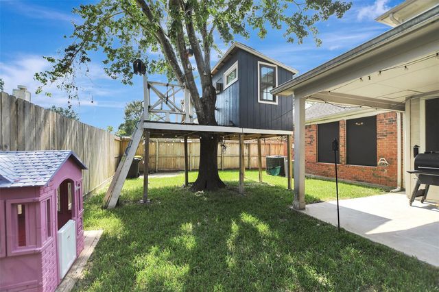 1809 Oak Wood Drive E, Pearland, TX 77581