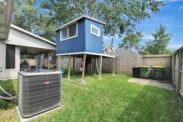 1809 Oak Wood Drive E, Pearland, TX 77581