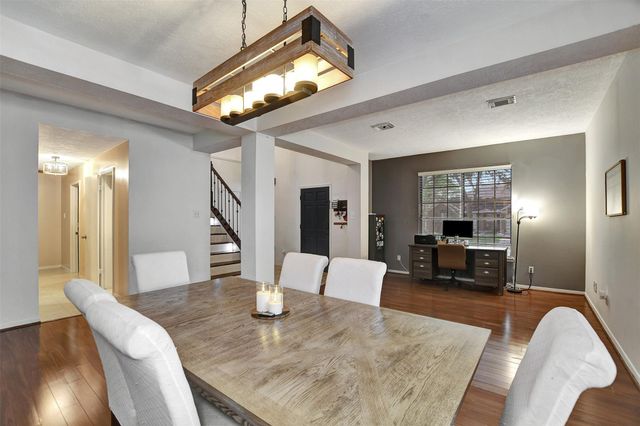 1809 Oak Wood Drive E, Pearland, TX 77581