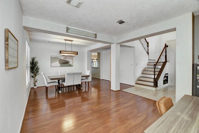 1809 Oak Wood Drive E, Pearland, TX 77581