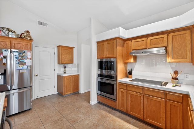 2995 E Pryor Drive, Fresno, CA 93720