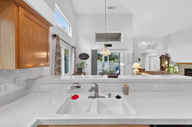 2995 E Pryor Drive, Fresno, CA 93720