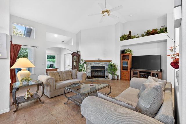 2995 E Pryor Drive, Fresno, CA 93720