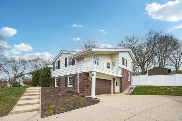 503 Westminster DRIVE, Waukesha, WI 53186