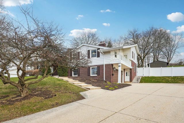 503 Westminster DRIVE, Waukesha, WI 53186