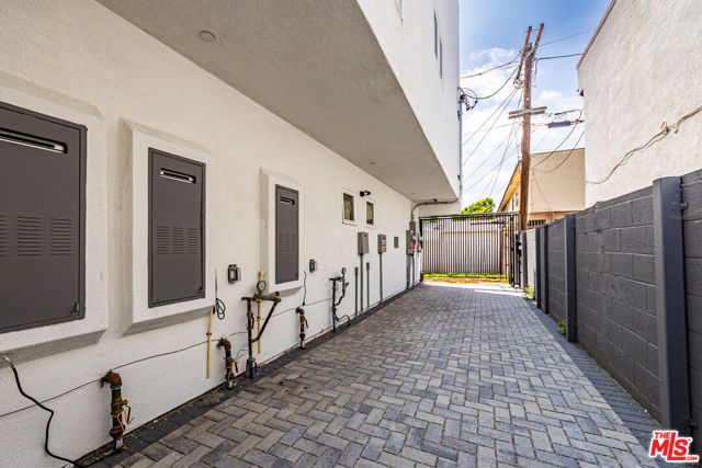 2055 S Garth Avenue, Los Angeles, CA 90034