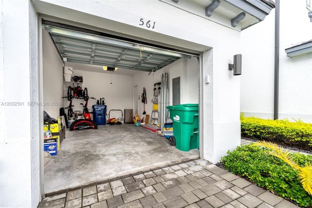 561 NW 204th St, Miami Gardens, FL 33169