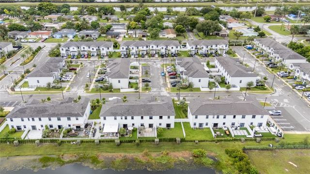 561 NW 204th St, Miami Gardens, FL 33169