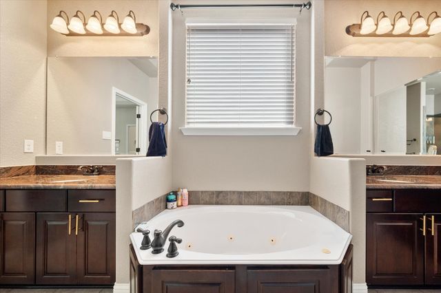 2711 Stonebriar Court, Arlington, TX 76001