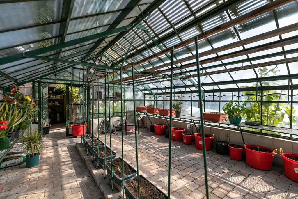 Address unavailable. photo 74