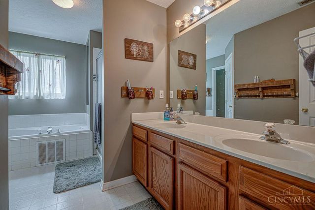 711 Hunter Court, Trenton, OH 45067