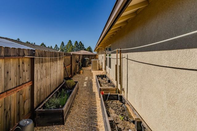 143 Emerald Ln, Jackson, CA 95642