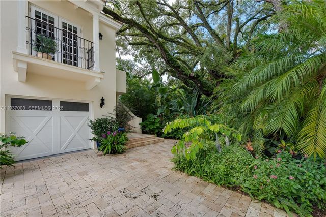 1036 S Greenway Dr, Coral Gables, FL 33134