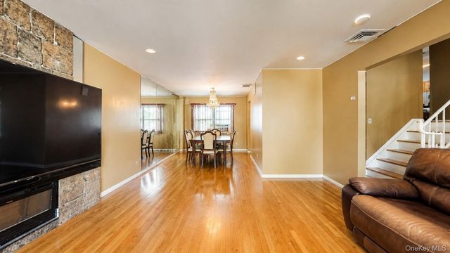336 W Valley Stream Boulevard, Valley Stream, NY 11580