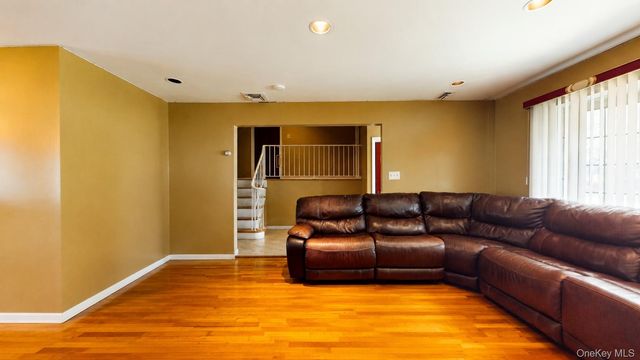 336 W Valley Stream Boulevard, Valley Stream, NY 11580