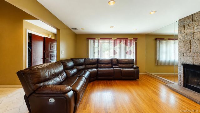 336 W Valley Stream Boulevard, Valley Stream, NY 11580