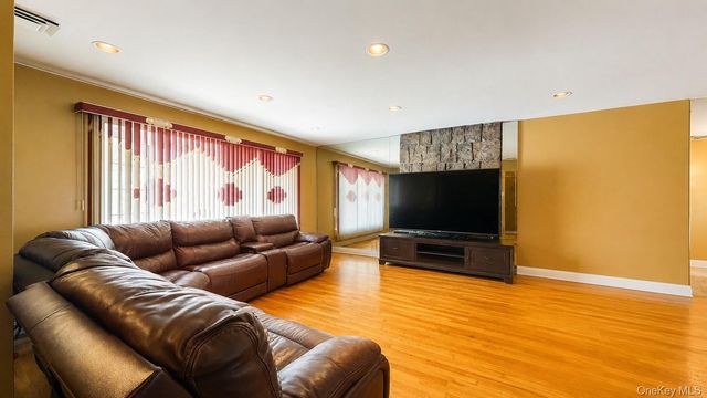 336 W Valley Stream Boulevard, Valley Stream, NY 11580
