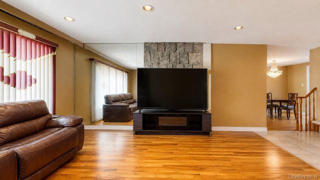 336 W Valley Stream Boulevard, Valley Stream, NY 11580