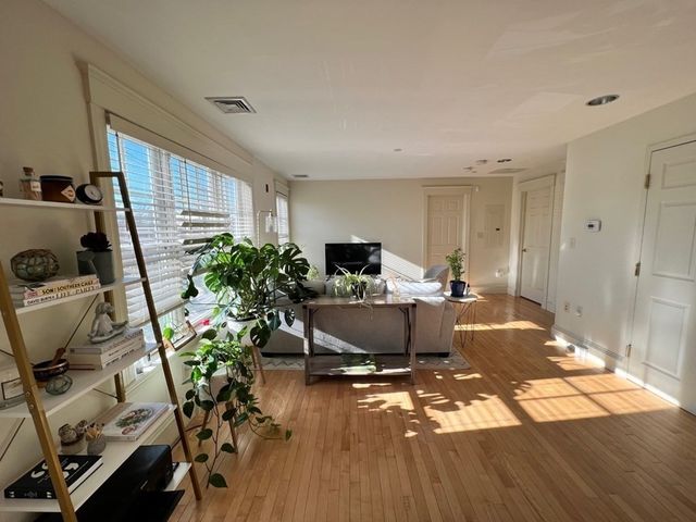 868 Highland Ave. 202, Needham, MA 02494