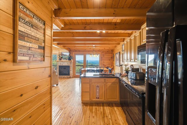 914 Black Bear Cub Way, Sevierville, TN 37862