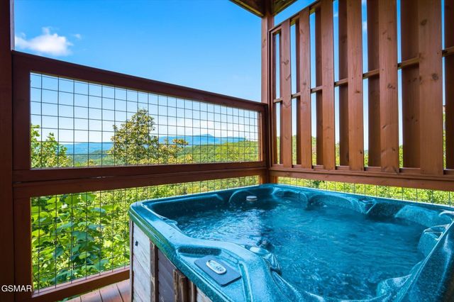 914 Black Bear Cub Way, Sevierville, TN 37862