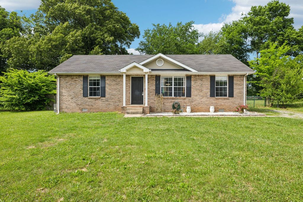 583 Oakmont Dr, Clarksville, TN 37042