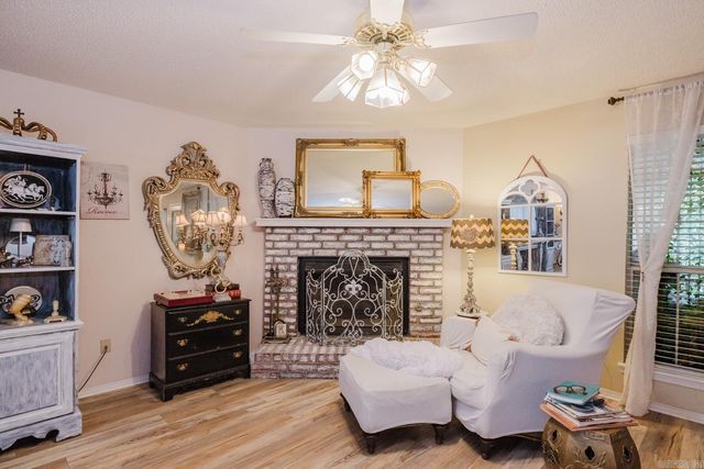 1307 River Oaks, Benton, AR 72019