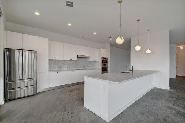 800 Embassy DR 606, Austin, TX 78702