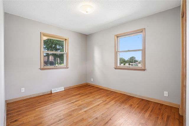 2750 Evelyn Dr SW, Cedar Rapids, IA 52404