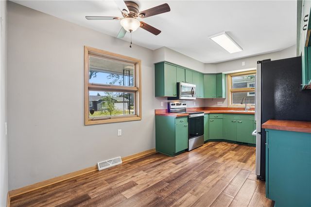 2750 Evelyn Dr SW, Cedar Rapids, IA 52404