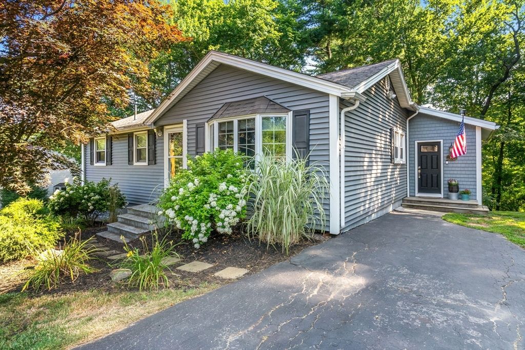 10 Briscoe Rd, Groveland, MA 01834