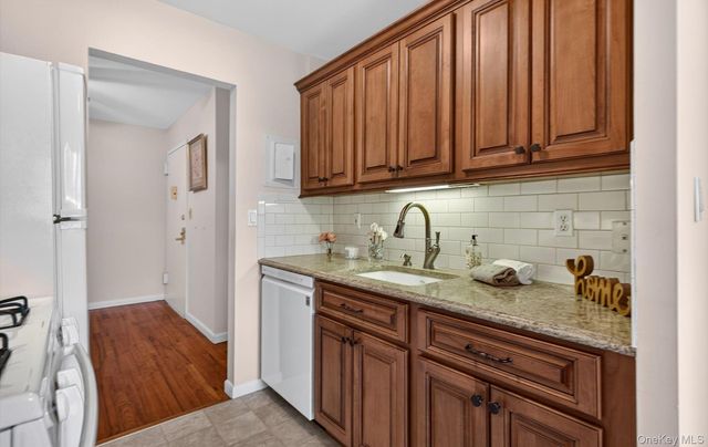 1 Toms Point Lane 3C, Port Washington, NY 11050