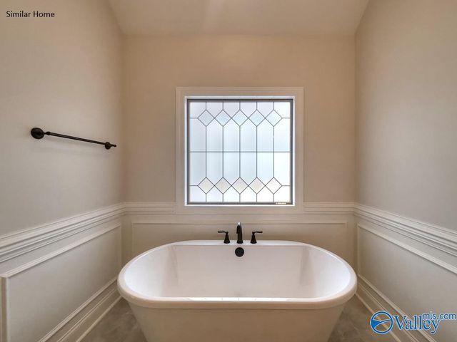 Edmonton - B Avondale Drive, Athens, AL 35613