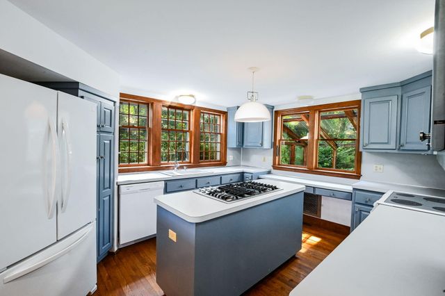 72 Loop Road, Falmouth, MA 02540