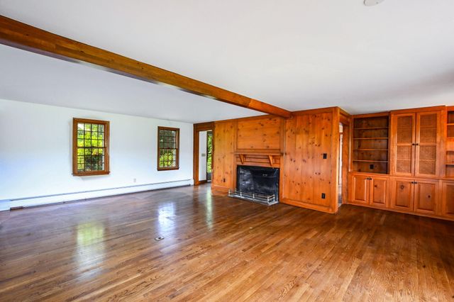 72 Loop Road, Falmouth, MA 02540