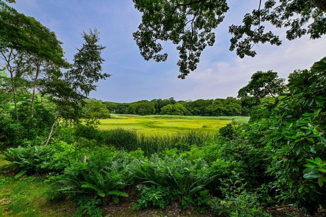 72 Loop Road, Falmouth, MA 02540