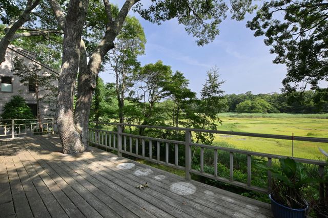 72 Loop Road, Falmouth, MA 02540