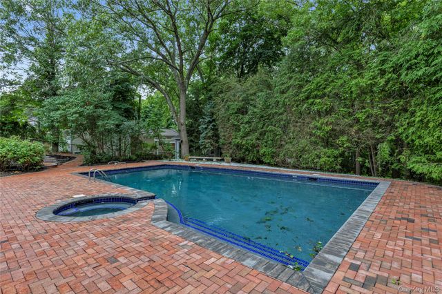 15 Veronica Court, Smithtown, NY 11787